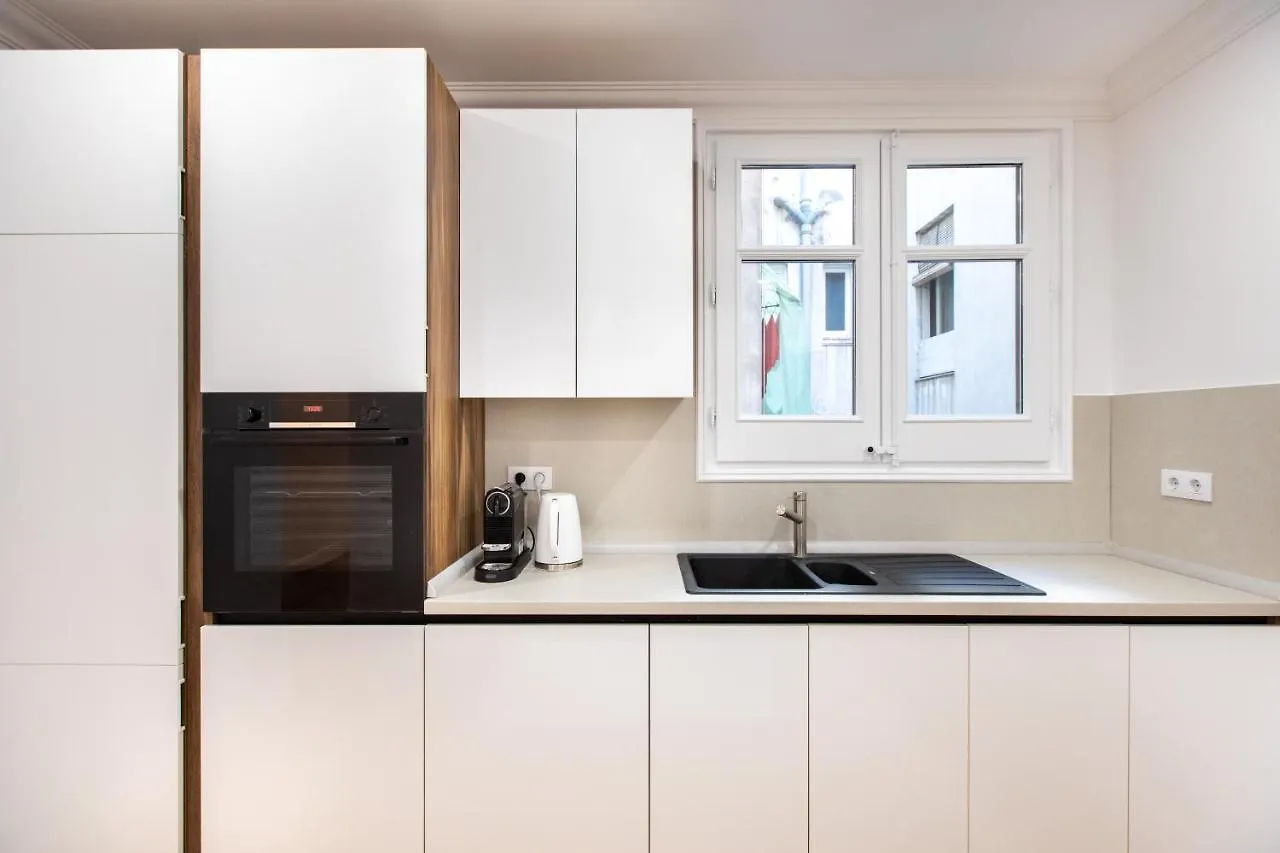 Majestic 4Br/4Bath Apartment In Sagrada Familia Area Barcelona 0*,  Spain