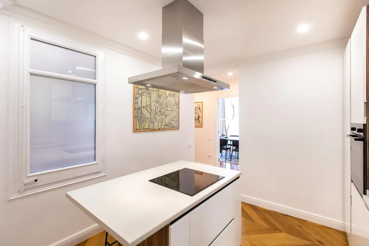 Majestic 4Br/4Bath Apartment In Sagrada Familia Area Barcelona 0*,  Spanien